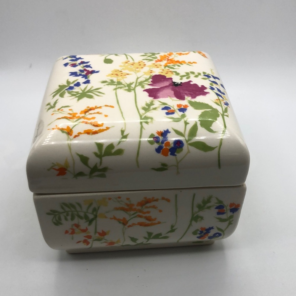 Vintage Elizabeth Arden powder or trinket box floral pattern. Beautiful decor